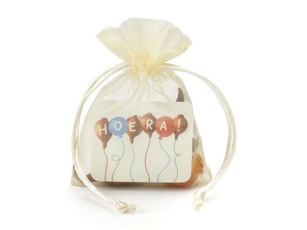 Wilde tulpen in organdi zakje -  hoera - kindertraktatie - voorkant