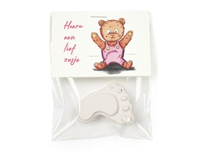 Hoera een lief zusje - Traktatie stoepkrijten Hoera een lief zusje - Traktatie stoepkrijten